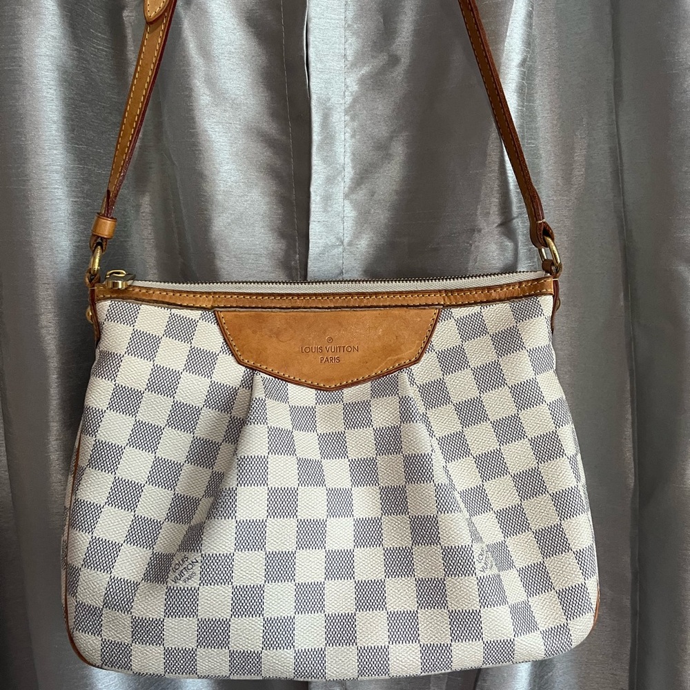 Louis Vuitton Azur Damier Crossbody with COA

9x12x3.75